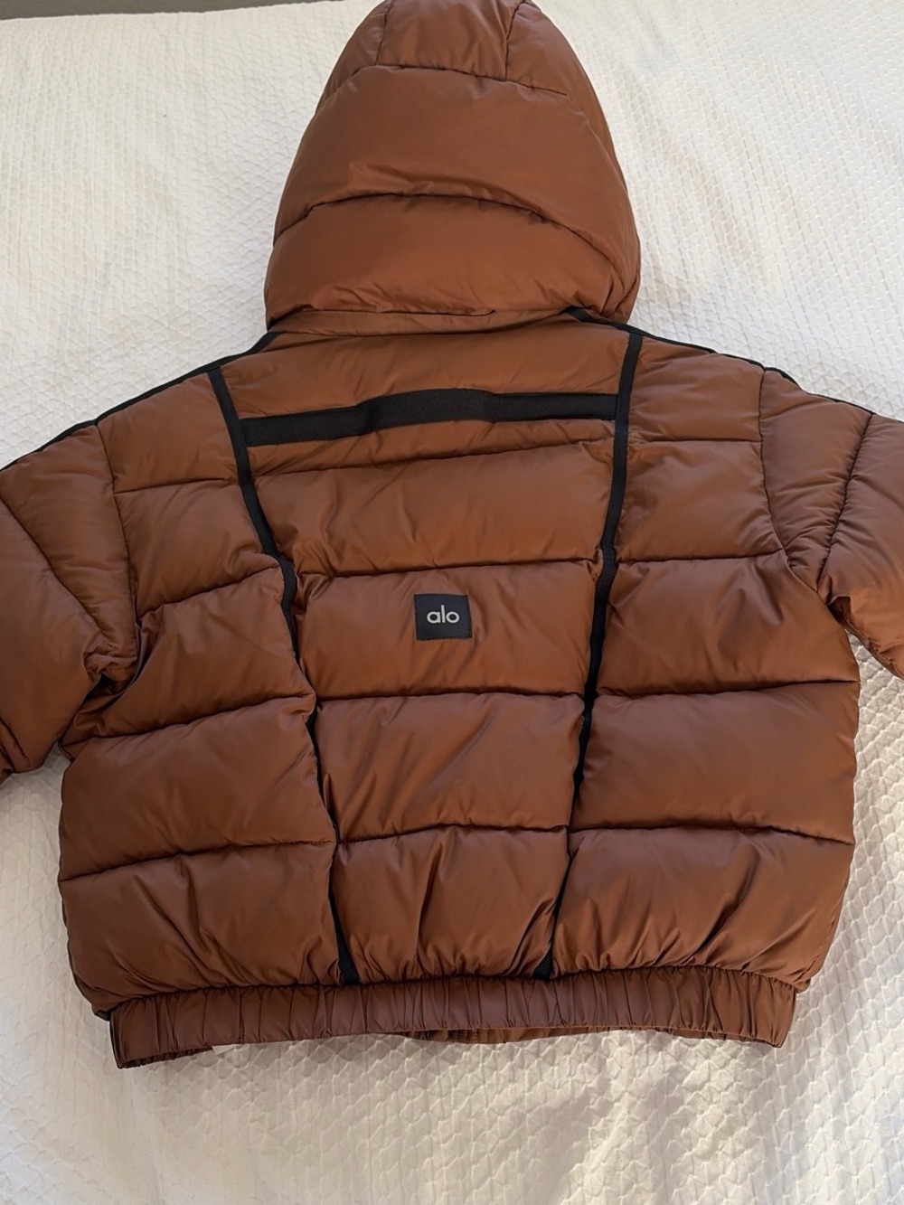 ALO Yoga Cropped Hooded Puffer Jacket in Chestnut - Picture 2 of 3